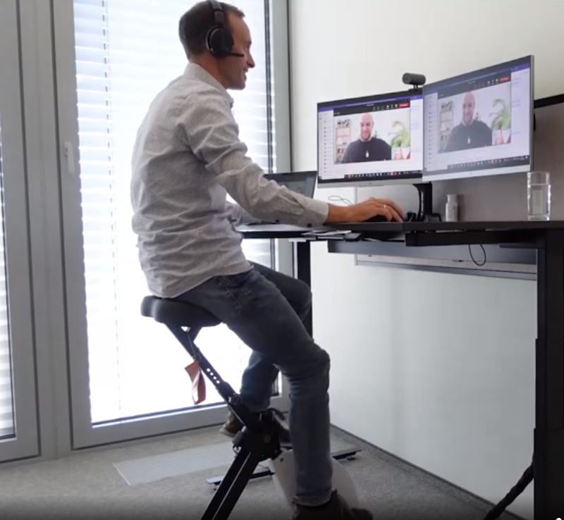 Mitarbeiter vor PC