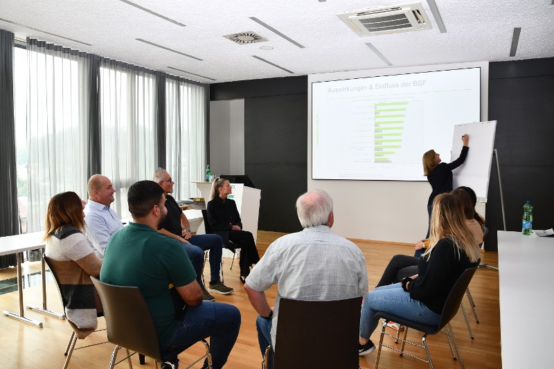 Gruppe von Mitarbeitenden mit Arbeitspsychologin