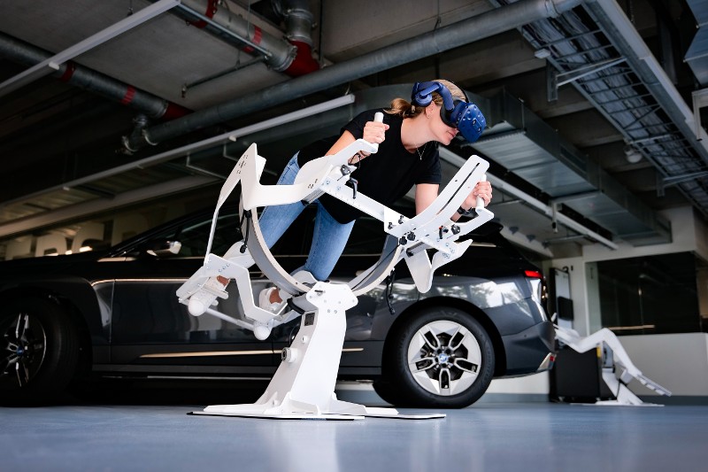 Frau mit VR-Brille auf dem Icaros