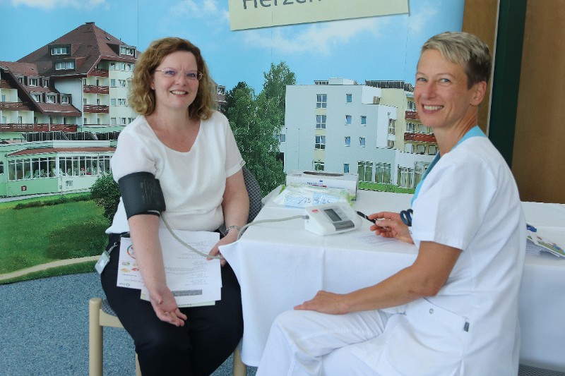 2 Mitarbeiterinnen beim Blutdruckmessen