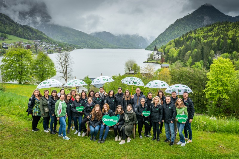 Gruppenfoto bei der Studienreise ins Ausseerland vor einem See