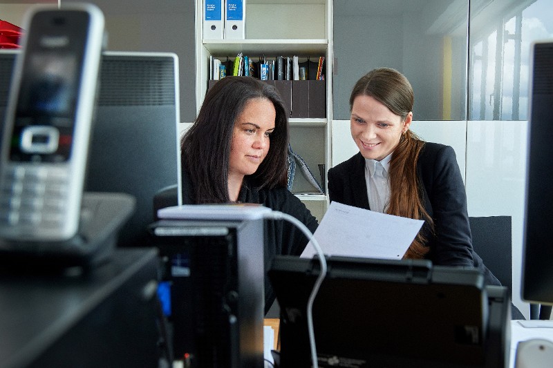 Mitarbeiterinnen im Büro