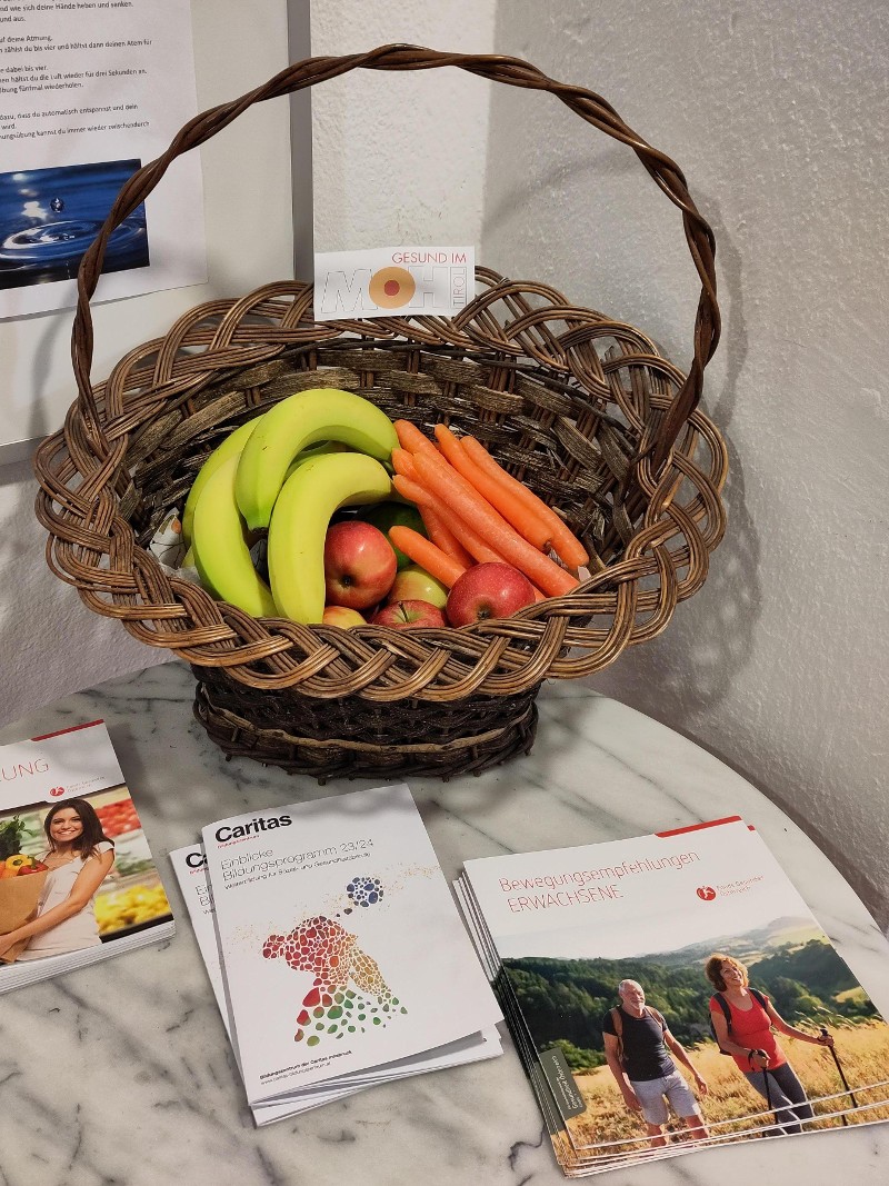 Ecke mit Obstkorb und Gesundheitsbroschüren