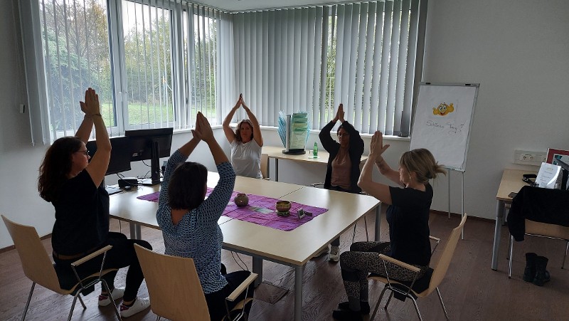 Yoga_am_Arbeitsplatz.jpg