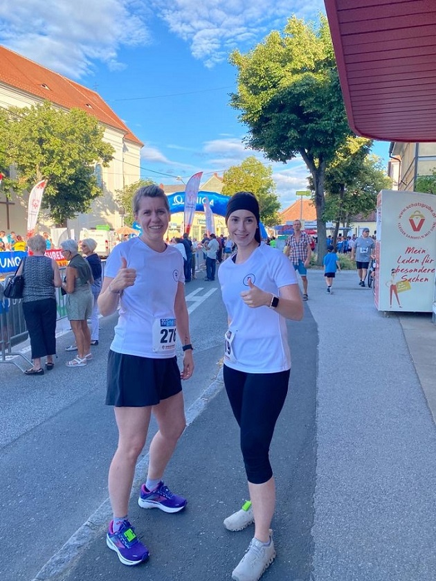 2 Mitarbeiterinnen nach der Teilnahme am Charity Night Run in Großpetersdorf