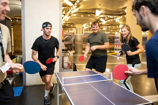 Mitarbeitende beim Tischtennisspielen