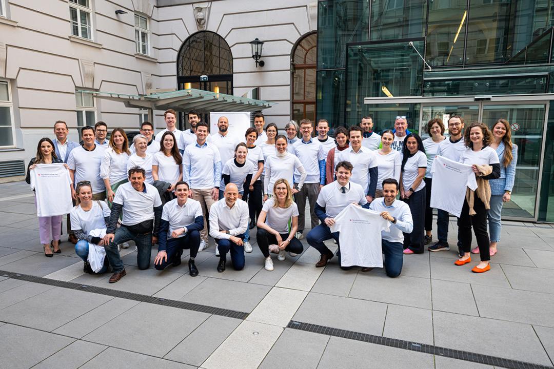 Gruppe von Mitarbeitenden vor Laufevent
