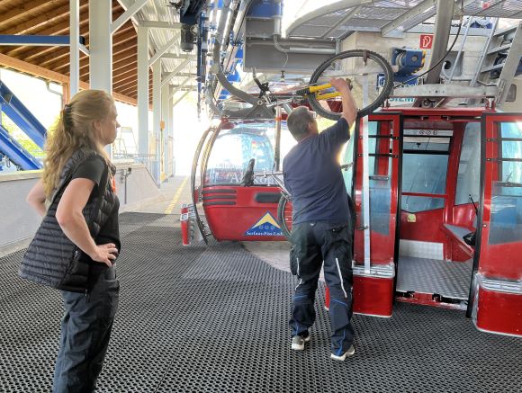 Mitarbeitende beim Ergonomie Workshop Heben und Tragen